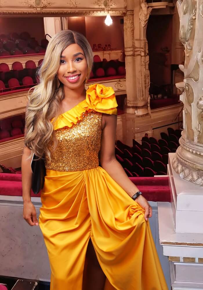 Prestige: Golvend Blonde Pruik